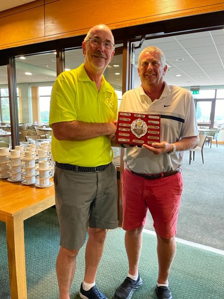 Simo receiving the trophyfrom Simo.